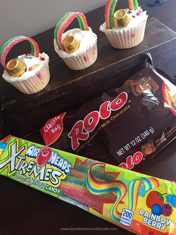 Make these easy, kid-friendly St. Patrick's Day Cupcakes in just 5 minutes or less! Make these easy, kid-friendly St. Patrick's Day Cupcakes in just 5 minutes or less!