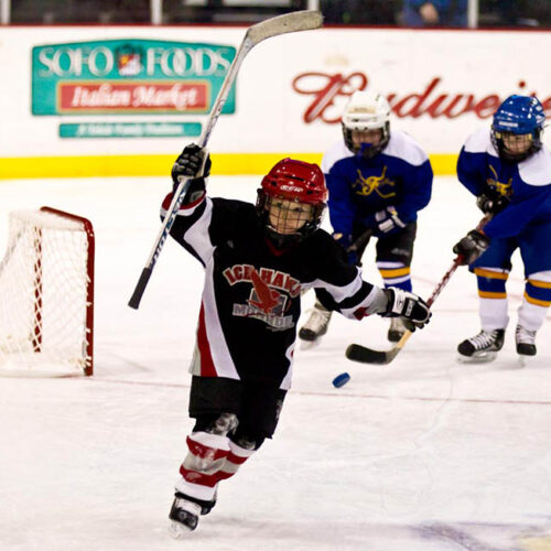 Peewee hockey team playing in the ice skating rink