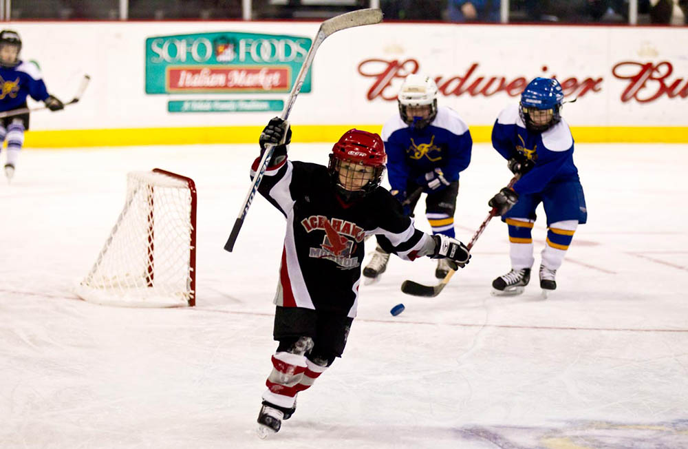 Peewee hockey team playing in the ice skating rink