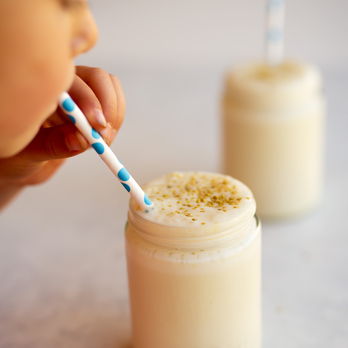 Honey and bee pollen smoothie